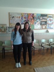 Sulaika Guallart y Ariadna Romera en el aula de música del centro